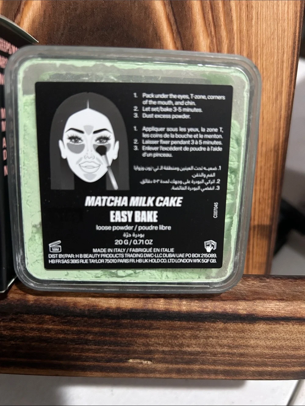 HUDA BEAUTY Easy Bake Loose Powder — Black & Green Packaging
